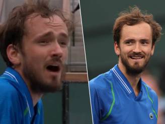 KIJK. “Als wij op zó’n baan moeten spelen, kan ik doen wat ik wil”: Medvedev razend over courts in Indian Wells, maar hij kan snel weer lachen