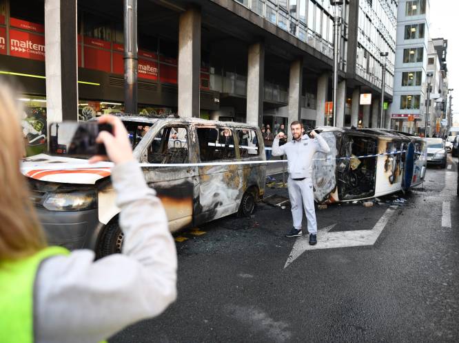 VIDEO. Het moment waarop heethoofden zich op combi storten in Brussel