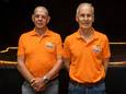 Geert Eberhard (L) en Gerard Hofsté, geheel passend met Oranje Comité-shirt aan, ontvingen donderdagavond een Koninklijke onderscheiding.