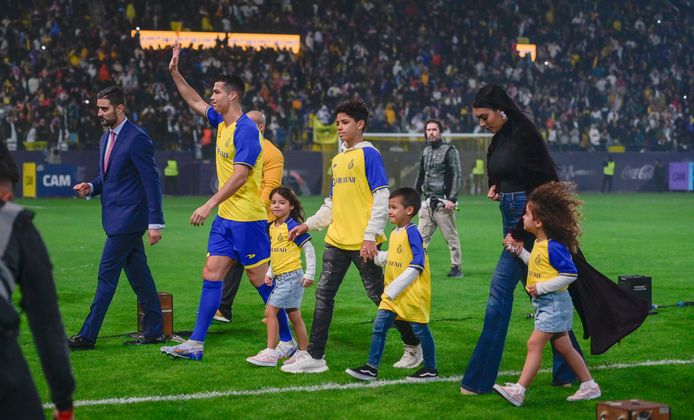 Georgina Rodriguez met het gezin-Ronaldo aan de zijde van de Portugees tijdens zijn officiële presentatie als speler van Al-Nassr in Riyad.