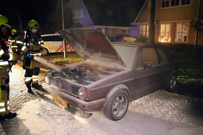 De brandweer heeft donderdagavond uit moet rukken voor een autobrand aan de Dijkmanzoet in Tiel.