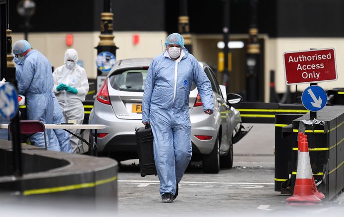 Onderzoek bij the Houses of Parliament in Westminster, Londen waar dinsdag een auto een groep mensen aanreed.