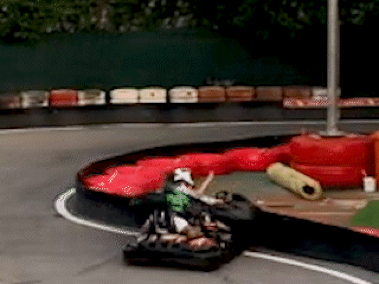 Kart botst tegen vangrail en vliegt metershoog de lucht in