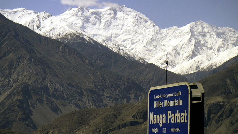 De toeristen werden doodgeschoten aan de voet van de Nanga Parbat berg in Pakistan. Beeld ap