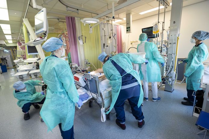 Verplegend personeel bij een coronapatient op de ic-afdeling van het Maastricht UMC.