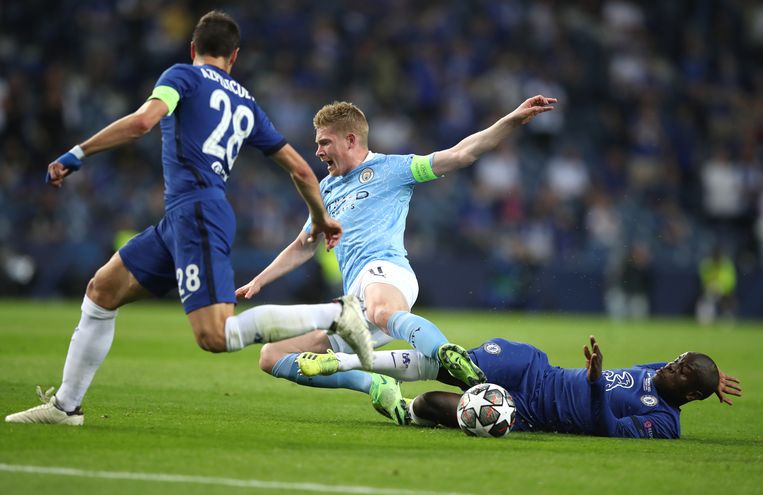 Kevin De Bruyne (Manchester City) gaat neer in de Champions League-finale. Beeld EPA