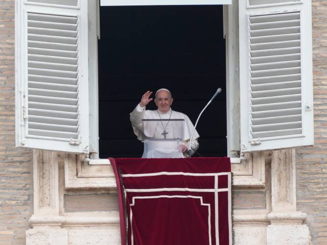 Paus verzorgt zondagsmis vanuit het ziekenhuis