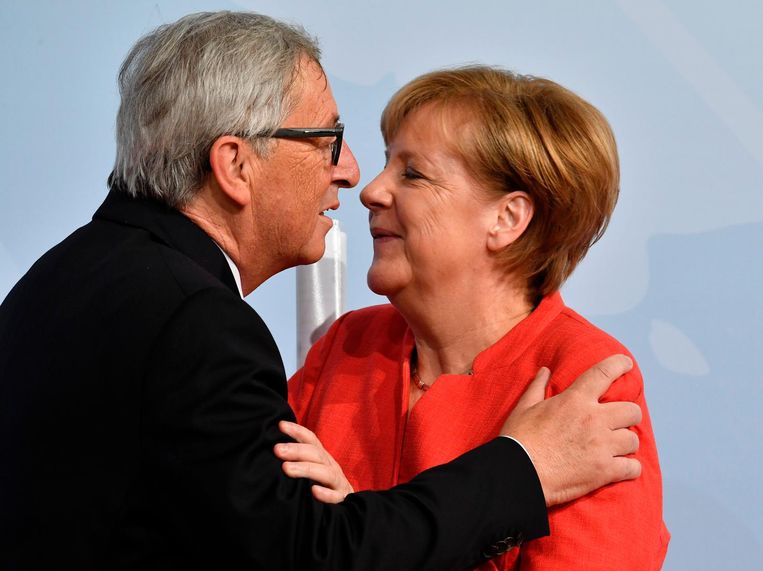 Angela Merkel met EU-voorzitter Jean-Claude Juncker. Beeld afp