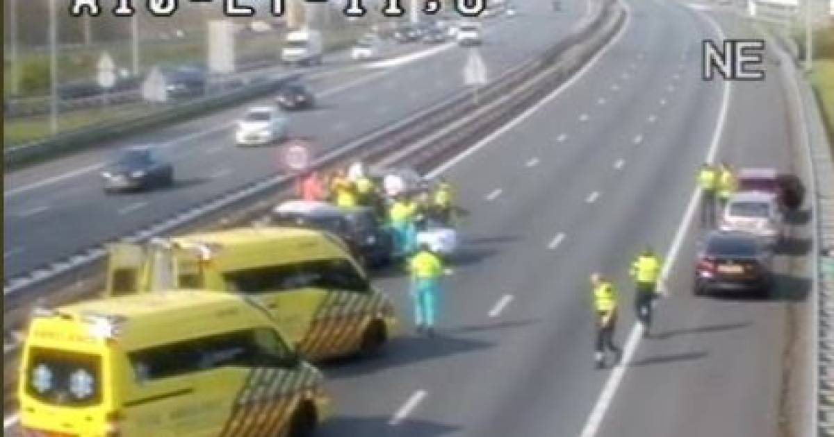 A10 bij Watergraafsmeer dicht door drie ongevallen.