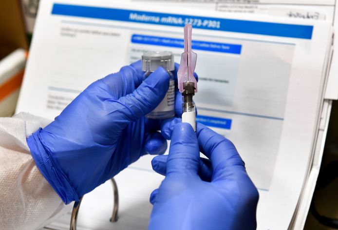 Een verpleger in New York maakt een dosis van het Moderna-vaccin gereed voor gebruik.