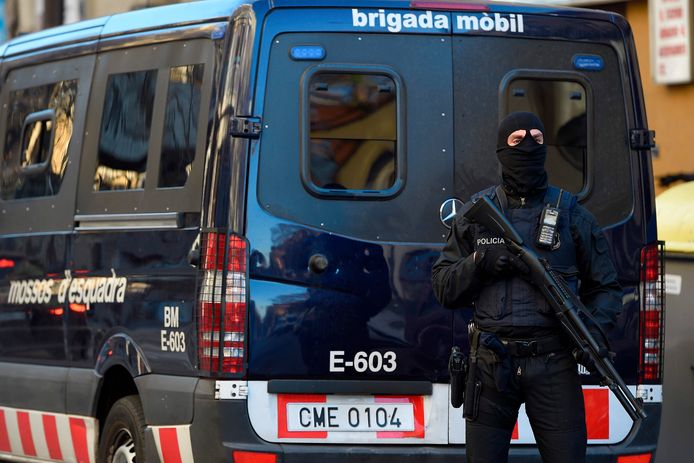 Een bewapende agent tijdens de politieactie in Barcelona.