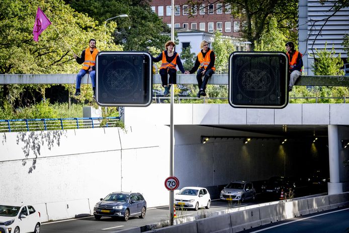 Activisten van Die Letzte Generation tijdens een blokkade van de A12 afgelopen weekend.