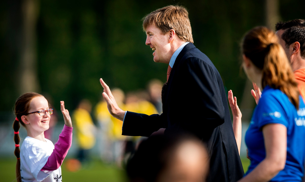 Koning Willem Alexander tijdens de Koningsspelen, de sportdag die hij en Koningin Máxima speciaal voor kinderen instelde. Beeld ANP