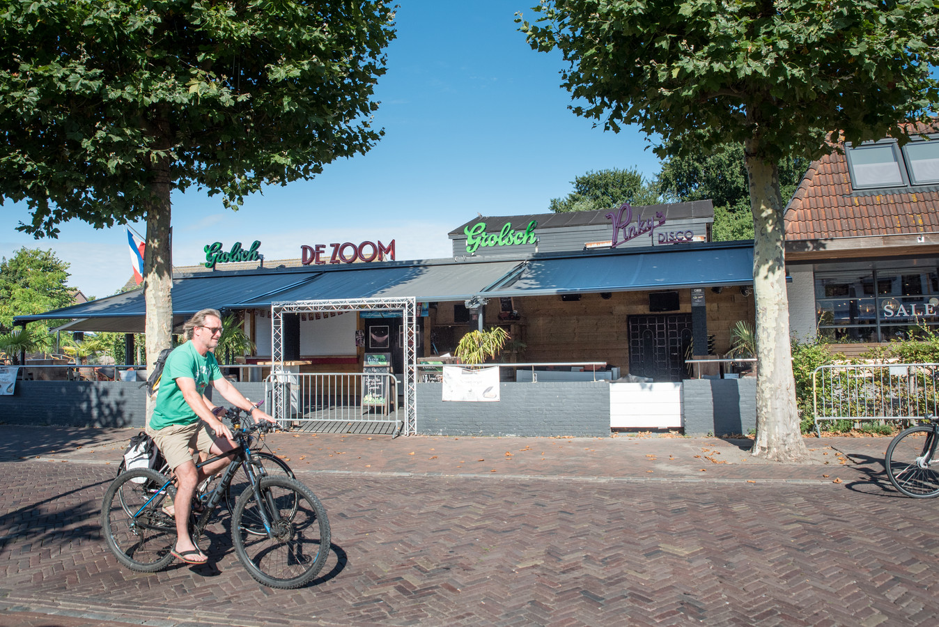 Veroordeelde voormalige kickbokser John D. reed met zijn auto in op