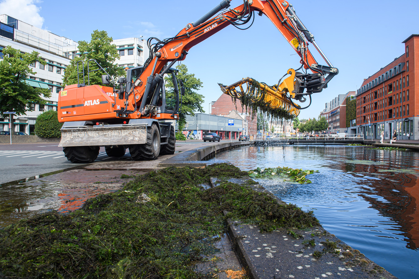 Verwijderen waterplanten en algen uit de Nieuwe Mark Breda.
