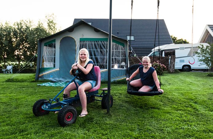 Sanne (11) en Emma (11) slapen elke nacht in hun tuin in Oud-Alblas.
