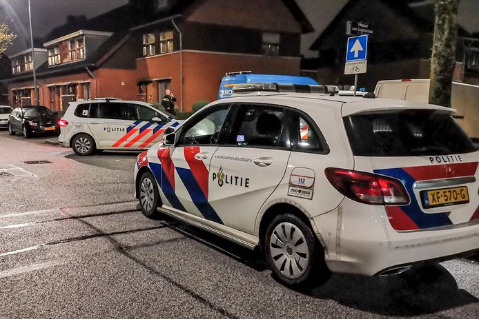 De politie zoekt vier verdachten die een man aan de Vincent van Goghstraat zouden hebben beschoten.