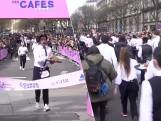 Met croissant, koffie en glas water zónder te morsen: ‘oberrace’ keert na 13 terug in Parijs