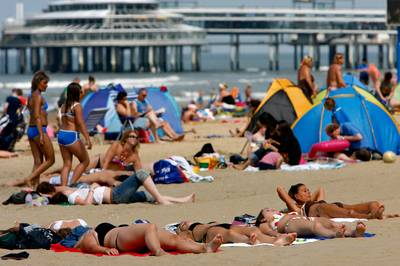 Waarom niemand meer topless durft (en vroeger wel)