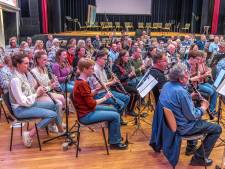 ‘Uniek voor Nederland’: met enorm klarinet-orkest viert Zwolse Karin 25 jaar ‘De Klarinet’