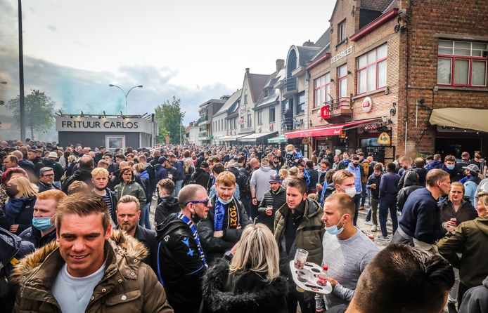 supporters wachten op de spelersbus van Club Brugge op de Platse van St Andries