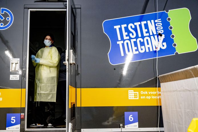 Een medewerker voert een coronatest uit bij een commercieel testbedrijf Testen voor Toegang.