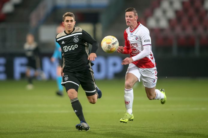 FC Utrecht-held Nick Venema (rechts) in duel met Ajacied Sébastian Pasquali.