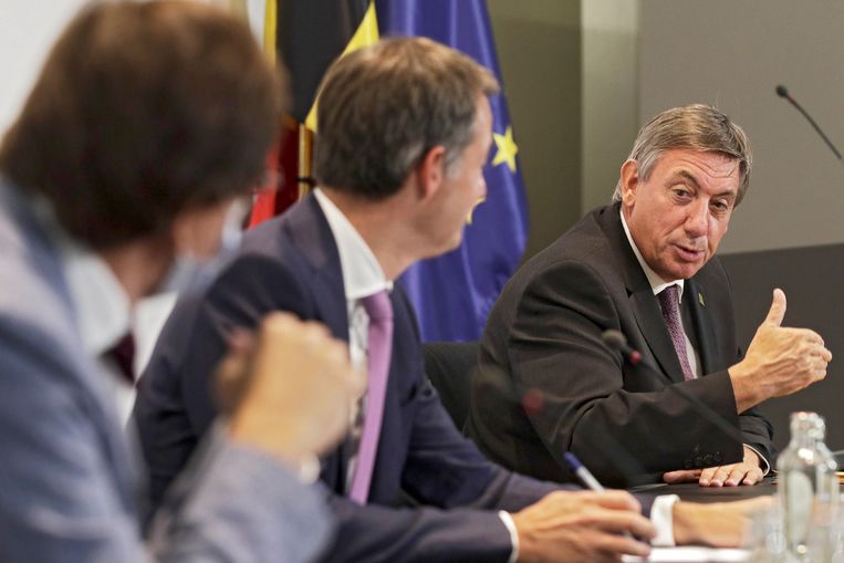 Jan Jambon (rechts) was na afloop van het Overlegcomité 'heel erg tevreden met deze héél grote stap naar het rijk van de vrijheid'. Beeld Photo News
