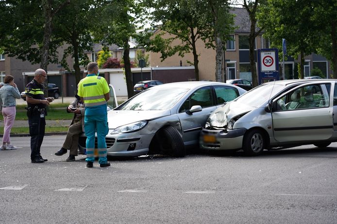 Auto's zijn zwaarbeschadigd bij een botsing in Oosterhout.