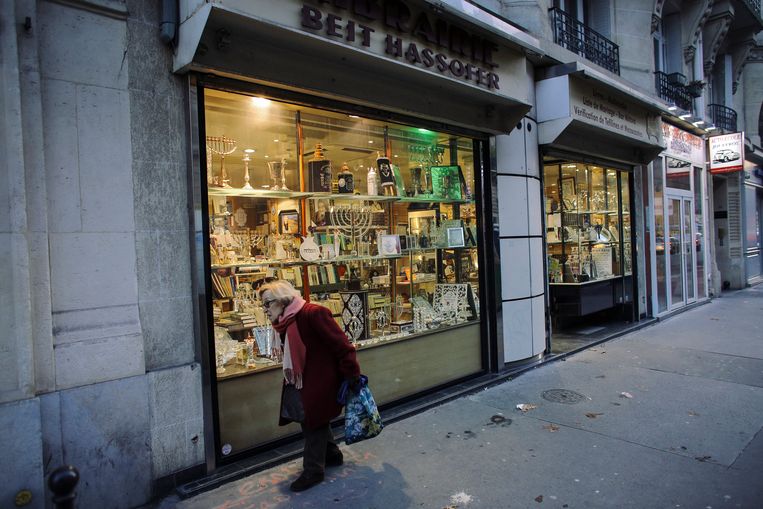  Etalage in het chique zeventiende arrondissement, waar veel Joden (zijn komen) wonen en waar het voor hen relatief veilig is.  Beeld Bart Koetsier