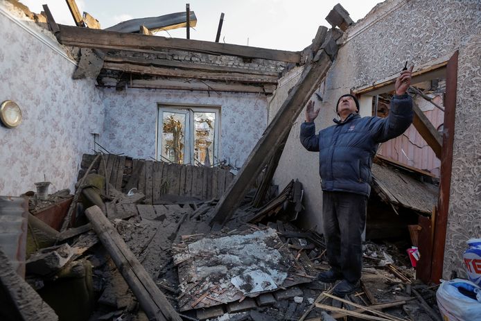 Een inwoner van de Oost-Oekraïense regio Donetsk nadat zijn woning verwoest werd bij een Russische raketaanval.