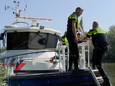 Hulpdiensten zoeken naar de vermiste drenkelingen in de Maas.