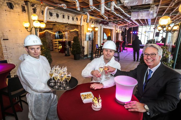 Erik Van Welzen (r.) laat zich bedienen in het restaurant dat volop wordt verbouwd.