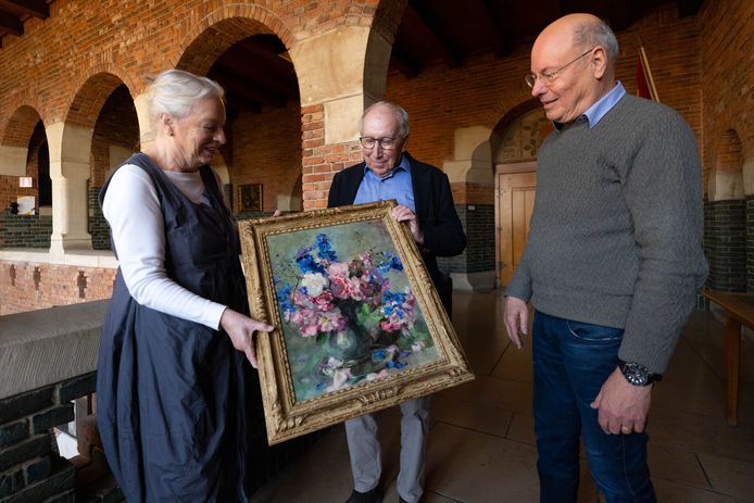 Marten Nubré en zijn vrouw Annet schenken een schilderij van Theo van Delft aan het Huis van Waalwijk.  Frank Heynen neemt deze in ontvangst.