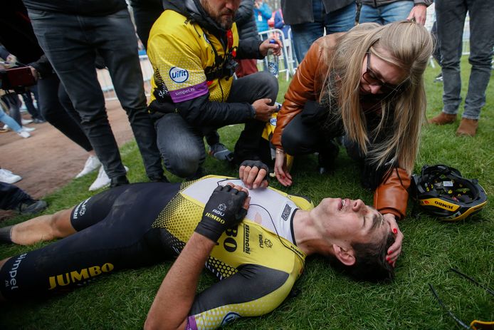De ongelukkige Wout van Aert is gesloopt na een loodzware editie van Parijs - Roubaix.