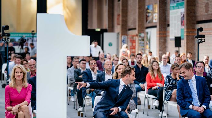 Om 12.00 uur maakt het CDA bekend wie de lijsttrekkersverkiezing heeft gewonnen, Hugo de Jonge of Pieter Omtzigt. Mona Keijzer viel na de eerste stemronde af.