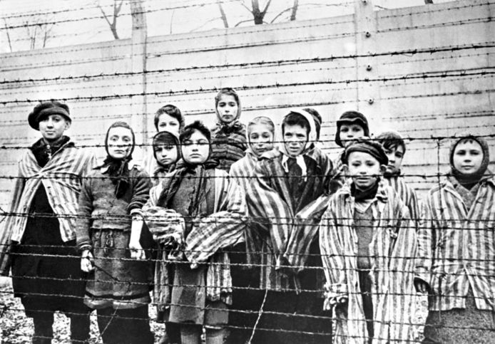 Kinderen in Auschwitz-Birkenau op de dag dat het kamp bevrijd werd, op 27 januari 1945.