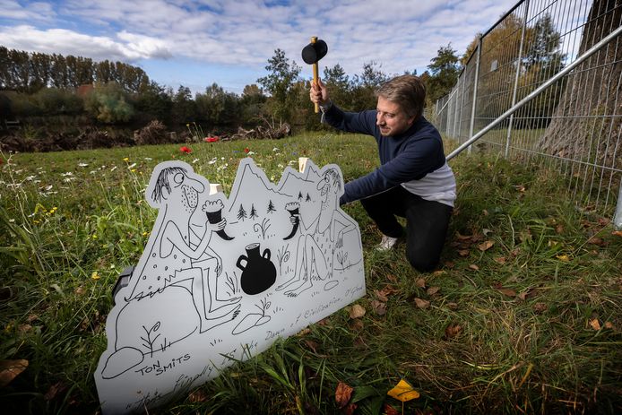 Florian de Visser plaatst een van de cartoons in het Ton Smitspark.