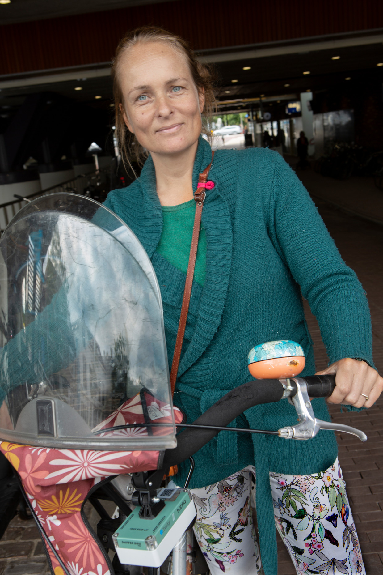 Claar Schouwenaar coördineert voor de provincie Utrecht het project 'Snuffelfiets'. Zelf heeft ze ook een kastje met meetapparatuur aan haar fiets. Beeld Maarten Hartman