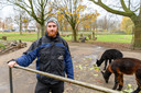 Sjoerd Putters, beheerder van het dierenpark in Drunen, in het dierenparkje.