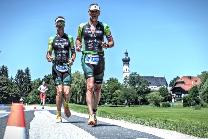 Jeroen Ulijn en Edwin van Geenen tijdens de Trumer Triatlon in Obertrum, Oostenrijk.