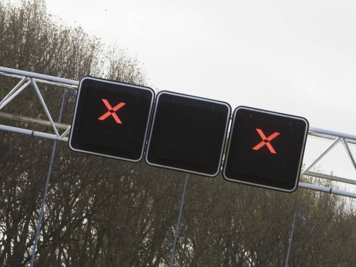 Bestelwagen op zijn kant op A58: snelweg dicht naar Bergen op Zoom