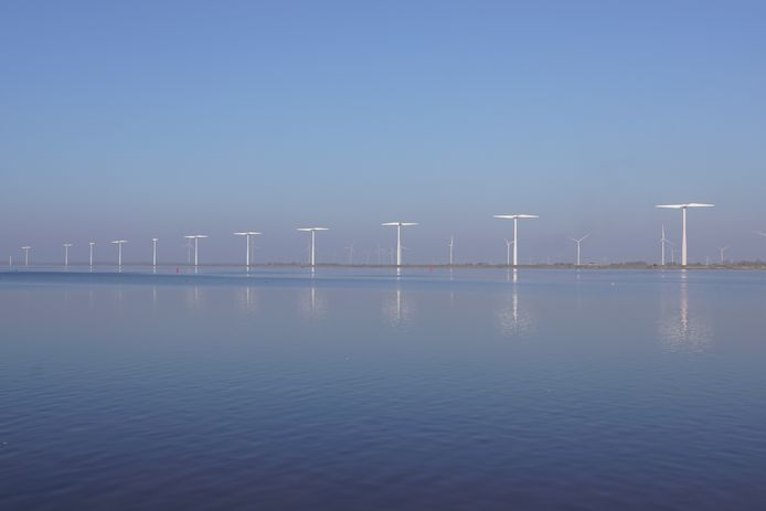 De windmolens langs de Eemmeerdijk in Zeewolde gaan niet meer draaien en worden voor 1 oktober weggehaald.