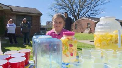 Une fillette récolte près de 10.000 dollars en vendant de la limonade pour payer la pierre tombale de sa défunte mère
