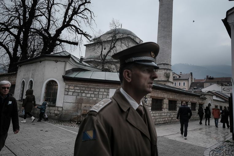 Een soldaat van het Bosnische leger loopt langs de Bascarsija-moskee in de oude stad van Sarajevo. Beeld Daniel Rosenthal / de Volkskrant