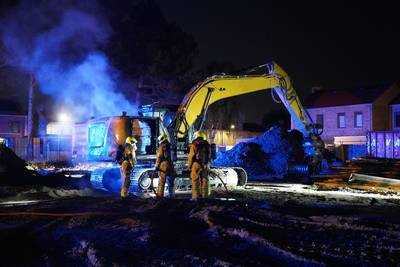Graafmachine in brand op bouwterrein in Rijen, mogelijk brandstichting