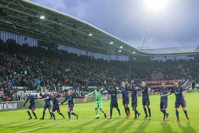 Schandalige spreekkoren bij AZ-Ajax