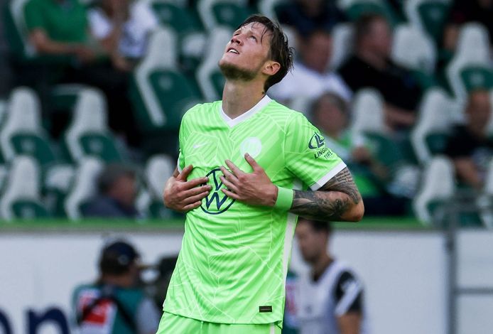 Wout Weghorst viert zijn goal.