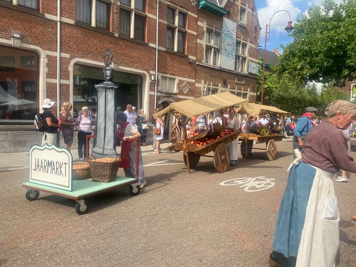 Folklorestoet brengt ambiance naar de stad | Aarschot | hln.be