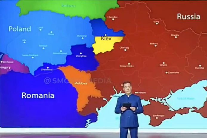 Medvedev met de kaart van Oekraïne zoals hij het land in de toekomst ziet.